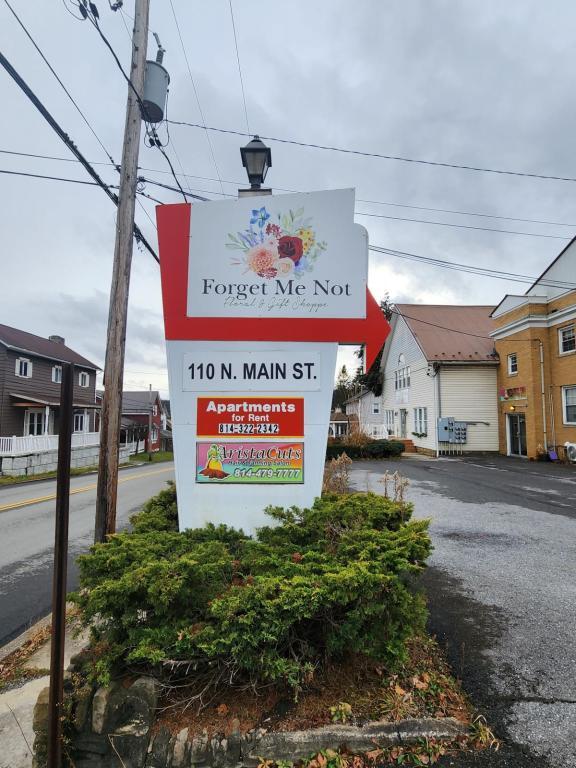 Photo - 110 N Main St