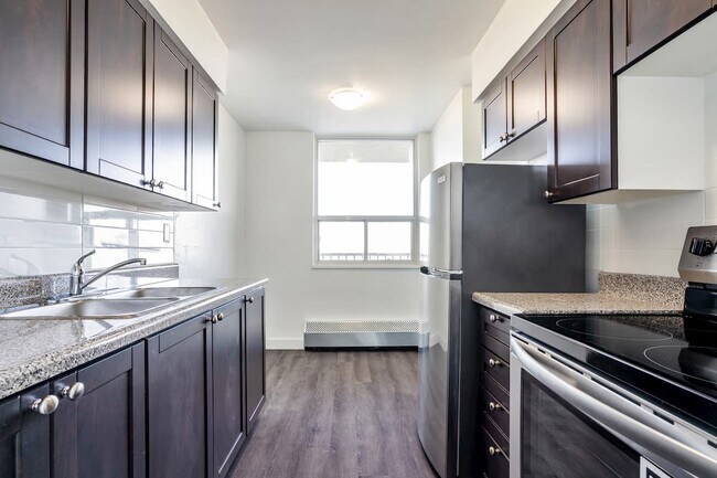 Photo - Tuxedo Court