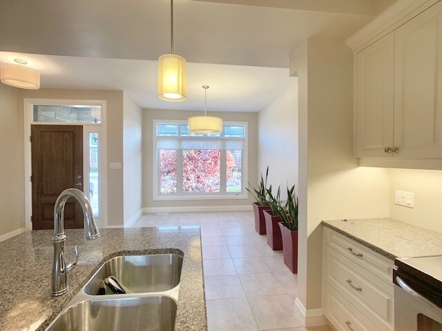 Photo - Beautiful 3 Bdrm in SUNNINGDALE * 2 Bath * AVAIL June 1