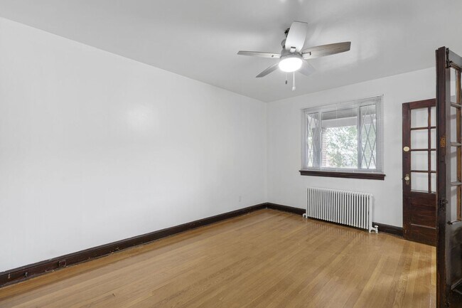 Photo - Newly Renovated 4BR/2BA - IMMEDIATE MOVE I... Casa Adosada