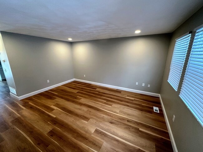 Large Living Room (13'x16') - 489 Boston Neck Rd Unit 489 Boston Neck