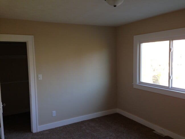 Photo - 821 Diamond Ave NE