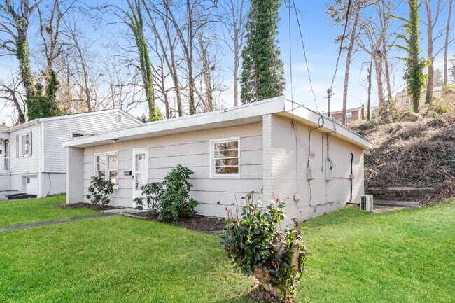"Cozy 2-Bedroom Gem on Bond Street – Pet-Friendly Winston-Salem!"