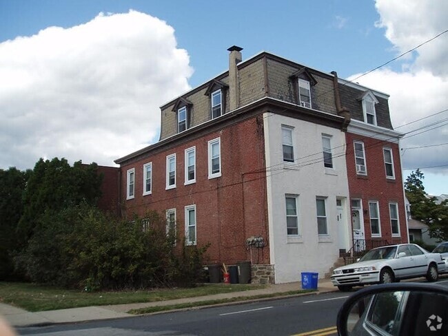 Building Photo - 8022 Pine Rd Unit 3rd Fl Rental