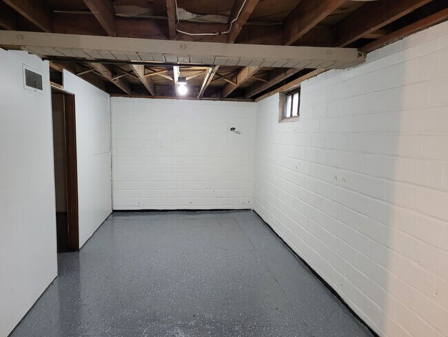 Basement - 913 W 5th St S