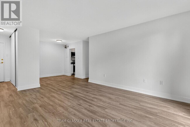 Photo - 735 Wonderland Rd S Unité 302