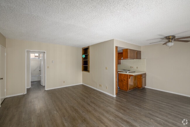 1BR, 1BA - 702SF - Living Room