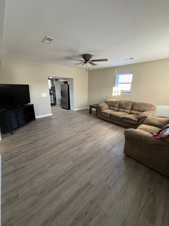 Photo - 301 W 14th St