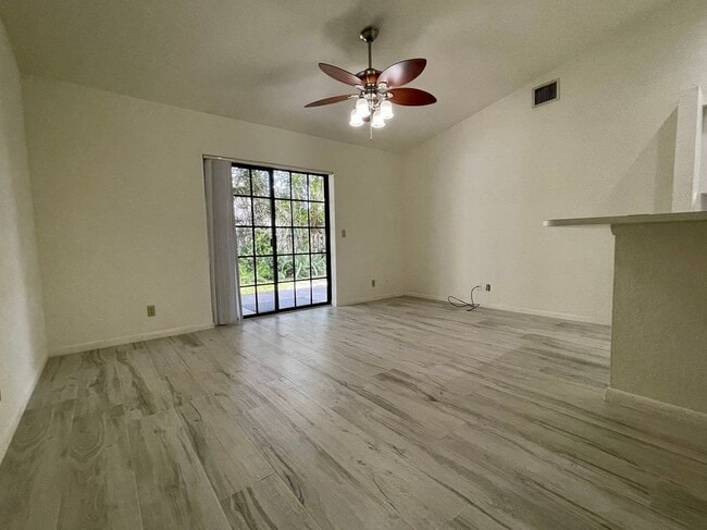 Photo - 654 Manor Dr