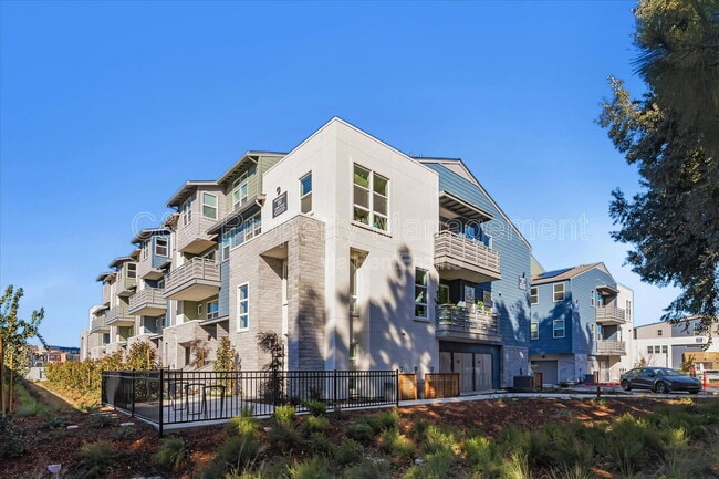 Photo - 379 Lundy Pl