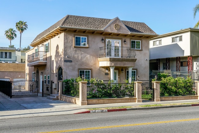 gated entry - 7522 Fountain Ave Unit 7522