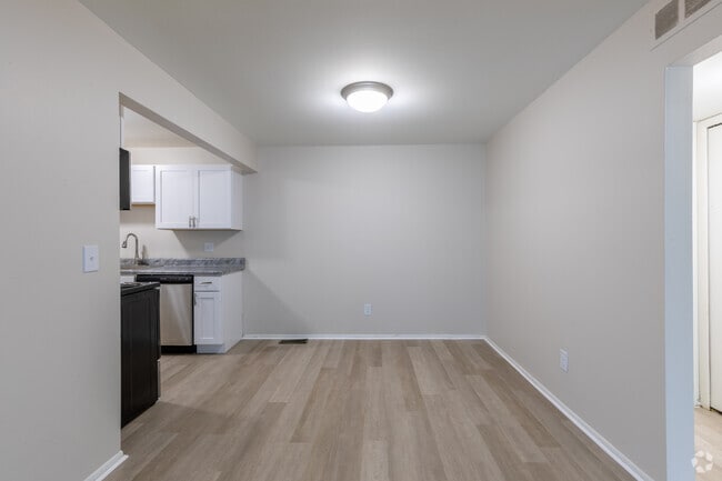 1BR, 1BA - 820SF, Dining Room - Hidden Valley