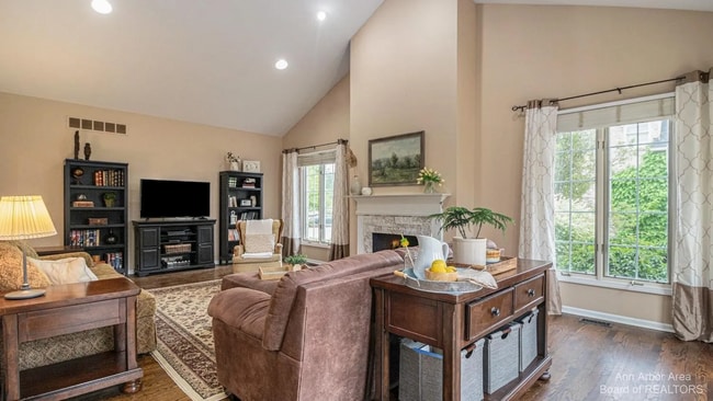 Photo - 50145 Tottenham Ct