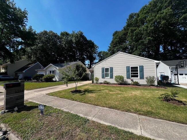 Photo - Updated brick ranch in Redwing