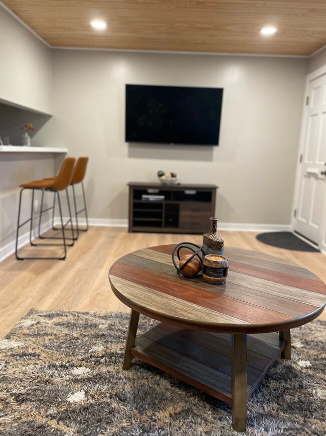 Vista alternativa de la sala de estar - 807 W Trinity Ave Unidad Furnished Condo