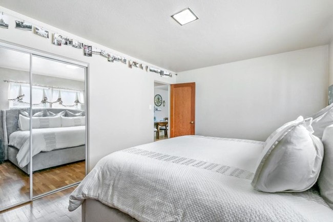 Habitación principal con vista hacia la sala de estar