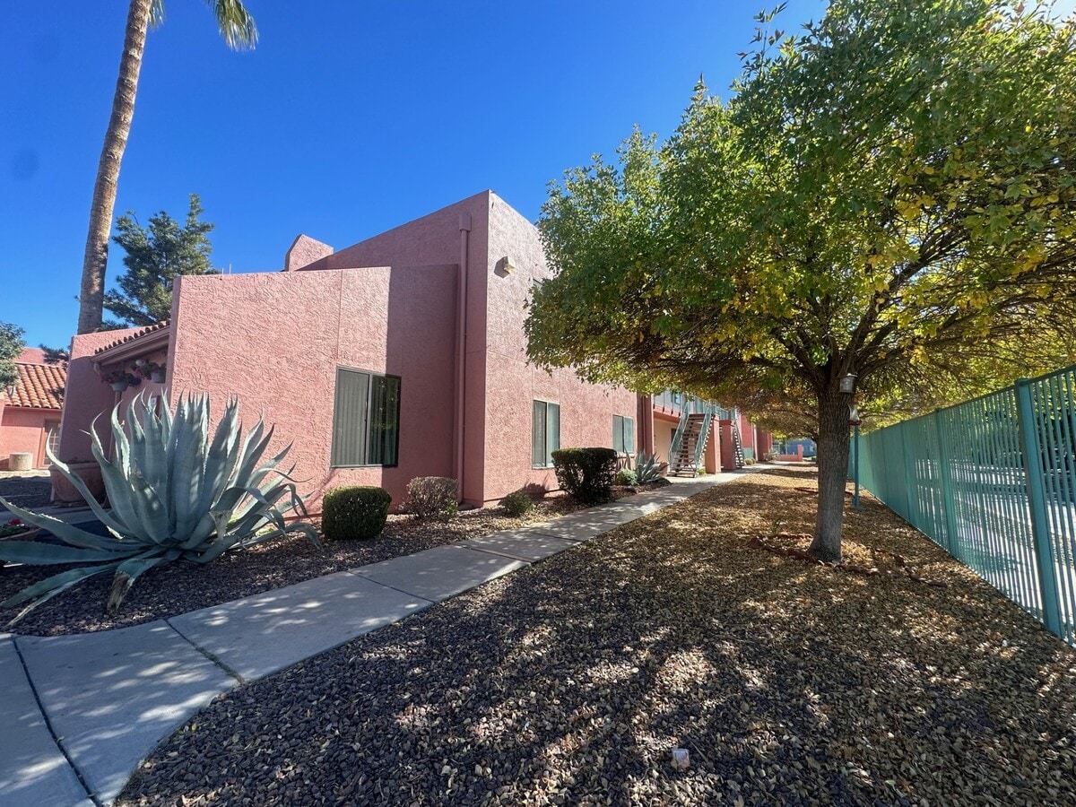 Photo - Valencia Gardens Apartments