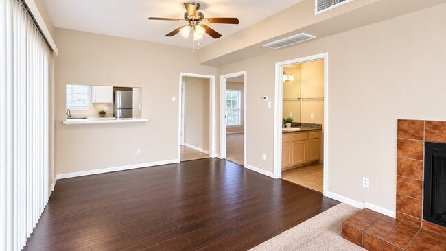 Photo - 3100 Walnut Bend Ln Unidad 319