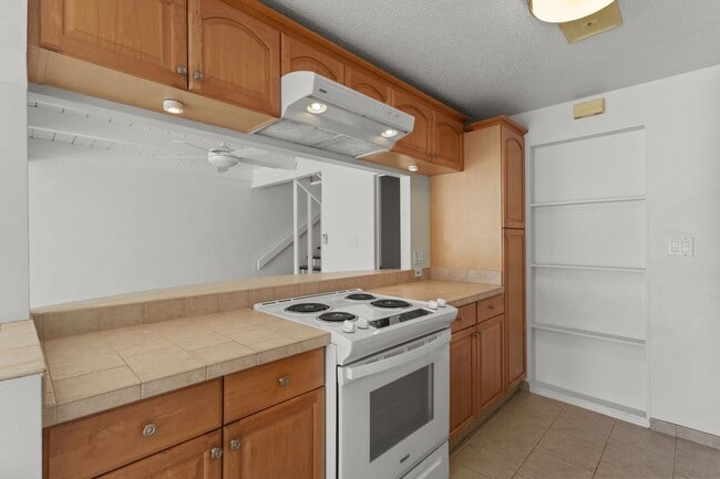 Photo - Waterfront living in this Hawaii Kai Marin...