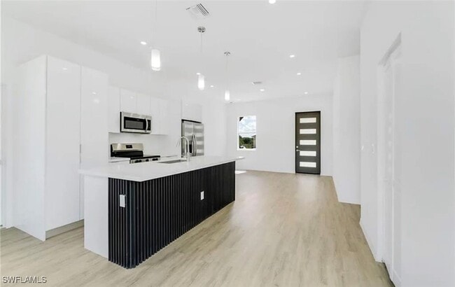 Photo - 722 Castlestone Ave S