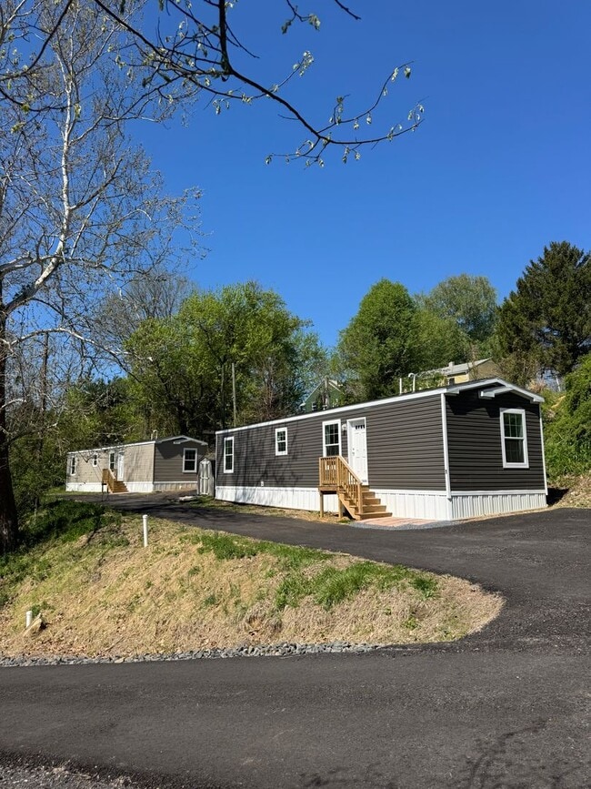 Building Photo - 465 Royal Manor Rd Unit #2