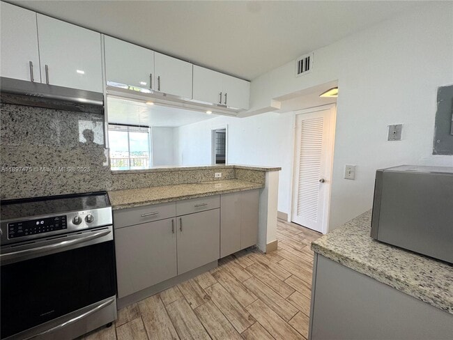 Photo - 7850 Byron Ave Unidad 702