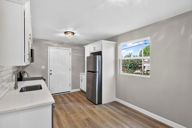 Photo - 2209 Campus Dr