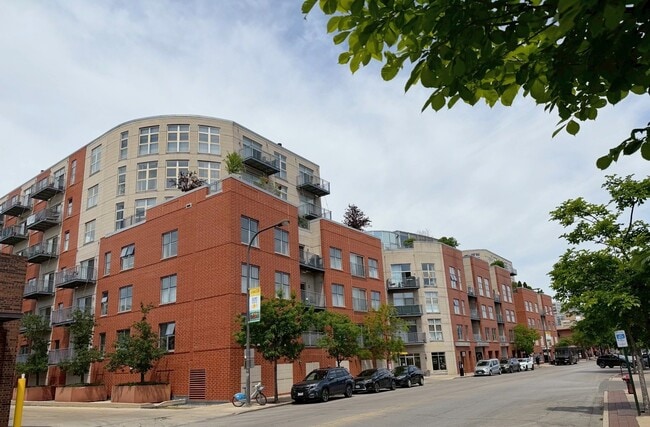 Building Photo - 1222 Chicago Ave Unit B402