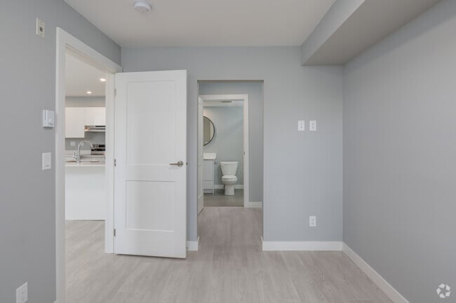 2BR, 2BA - 751SF