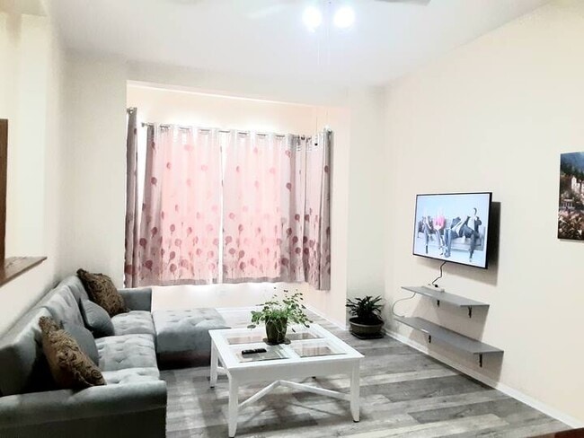 unit 1 living room - 827 S Laflin St