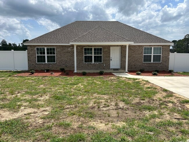 Building Photo - 3 Bed 2 Bath Brick Home with Fenced in Backyard