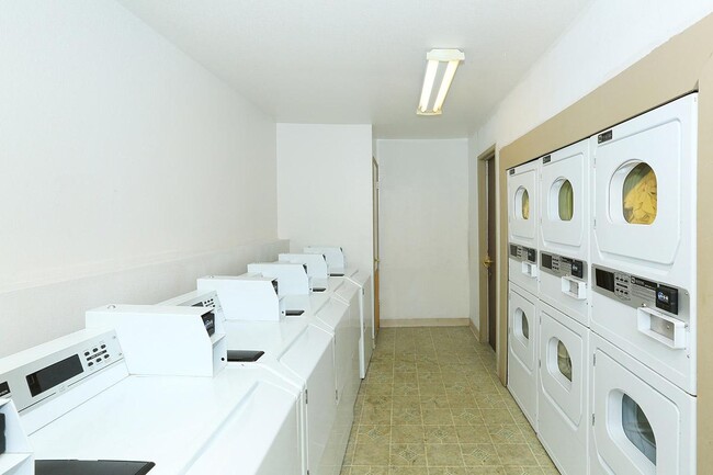 Building Photo - Phoenix Court Rental