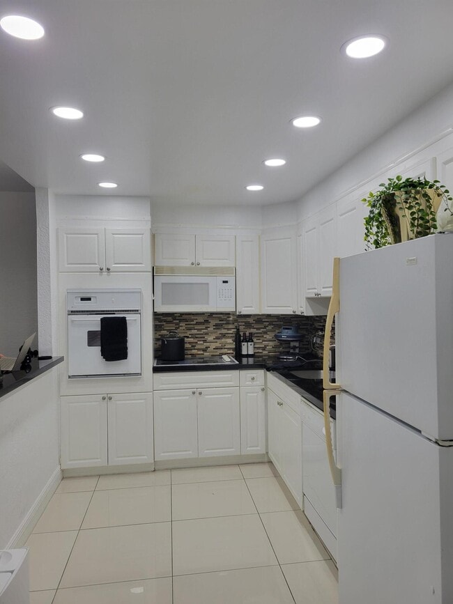Building Photo - 19370 Collins Ave Unit 623