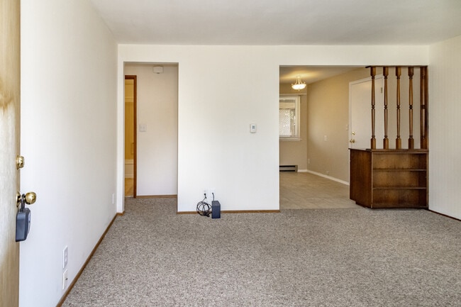 Photo - 704 4th St NE