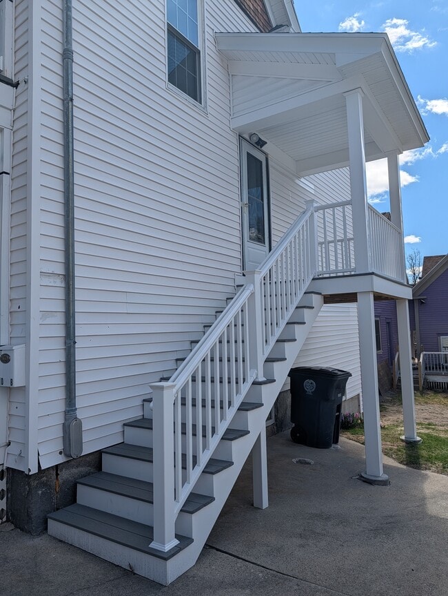 Building Photo - 10 Reservoir St Unit B