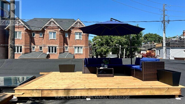 Photo - 1233 Dundas St E