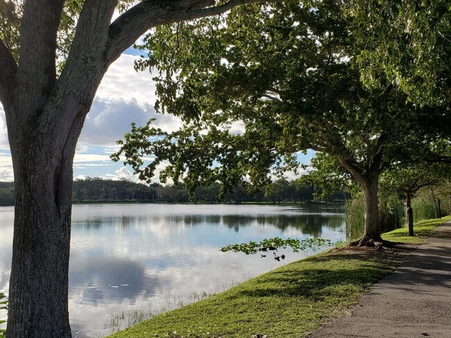 Building Photo - 120 Royal Pk Dr Unit B4