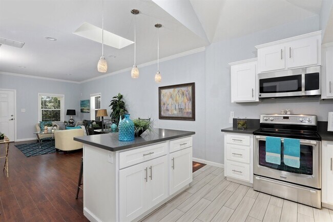 Photo - Beautiful 2 Bdrm, 1 Bath Downtown Sac Remodel!