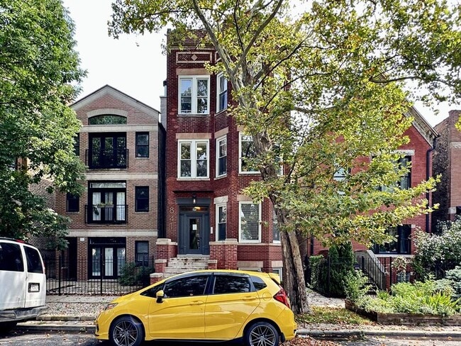Building Photo - 841 N Mozart St Unit R04