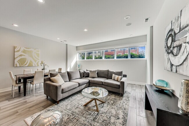 Building Photo - 1154 W Ohio St Unit #  0101