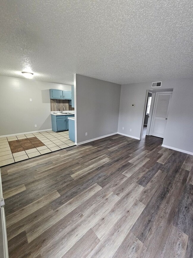 Photo - Renovated upstairs 1 Bedroom 1 Bath appartment available NOW! Unit 4510-19