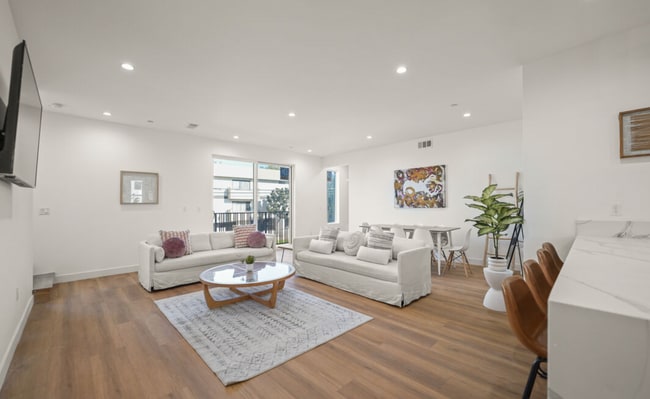 Photo - RECENTLY RENOVATED TOWNHOME | 5 BED 5 BATH | PRIVATE ROOFTOP DECK | PET FRIENDLY | SPACIOUS BEDR...