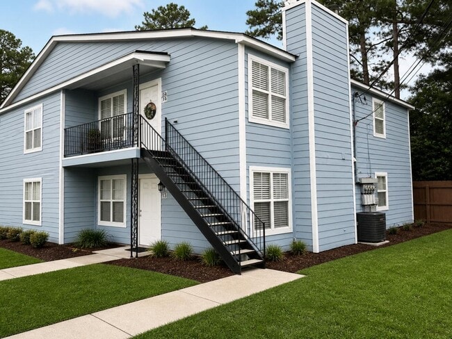 Building Photo - 900 Holly Dr
