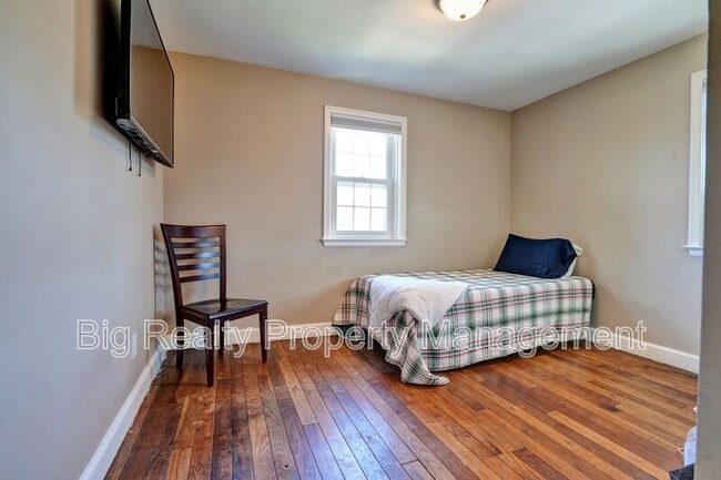 Photo - 912 Feist Ave