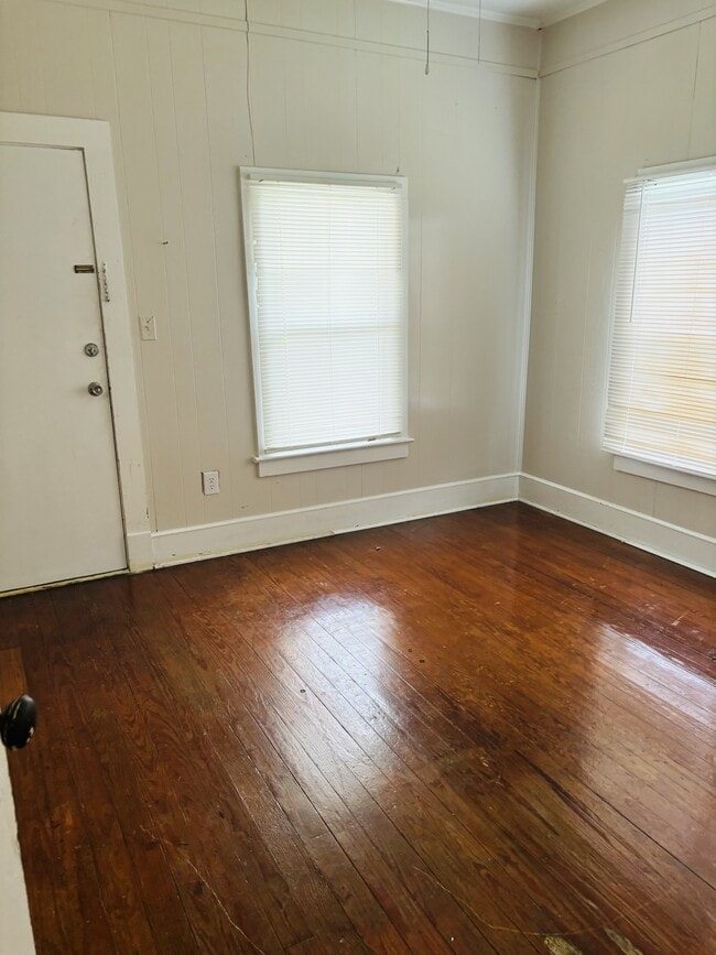 Photo - 208 Surrey St