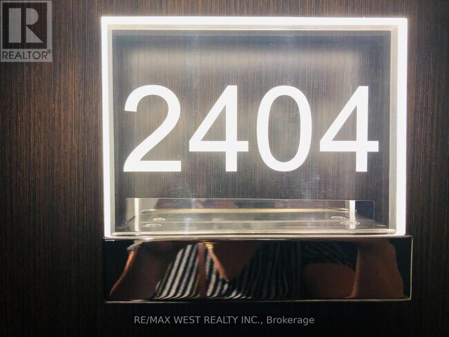 2221 Yonge St Unit 2404