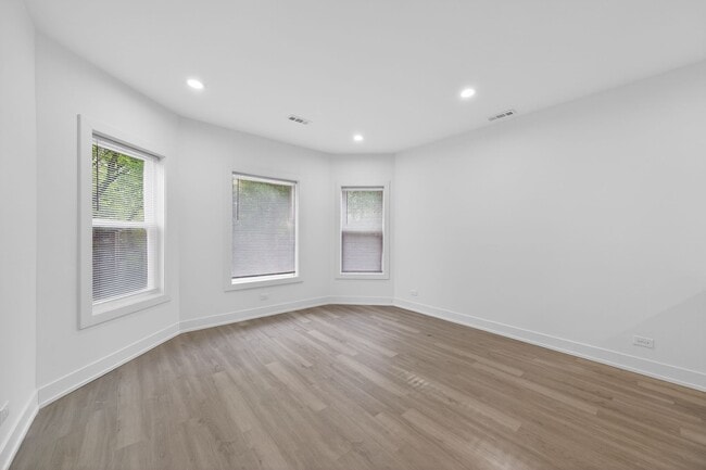 Building Photo - 328 N Lockwood Ave Unit 2
