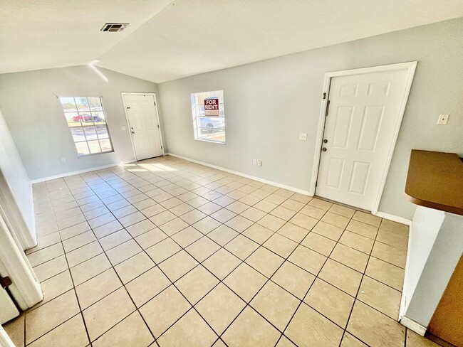 Building Photo - SPACIOUS 2BR/1BA Duplex, Vaulted Ceilings, More! NO APPLICATION FEE!