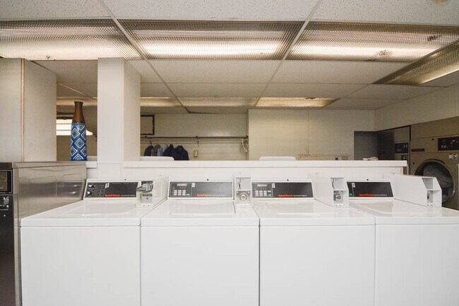 Photo - 2400 N Lakeview Ave Unidad 1003