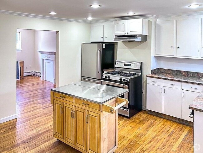Building Photo - 244 Everett St Rental